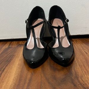 I’m selling black heels with straps